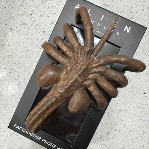 Alien Romulus Facehugger Phone Holder
